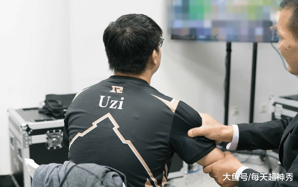 CLG翻盘TES，Xiaohu团战一打五鏖战多局半决赛，锁定晋级资格