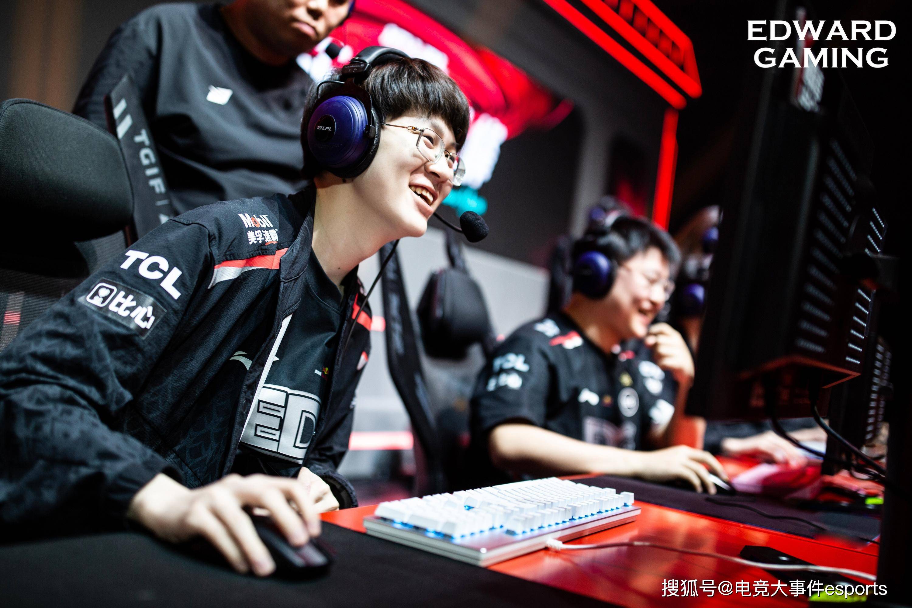 开云体育平台APP-HKA碾压JDG，Meiko关键团战开团秒人鏖战多局2025世界赛，强势挺进下一轮